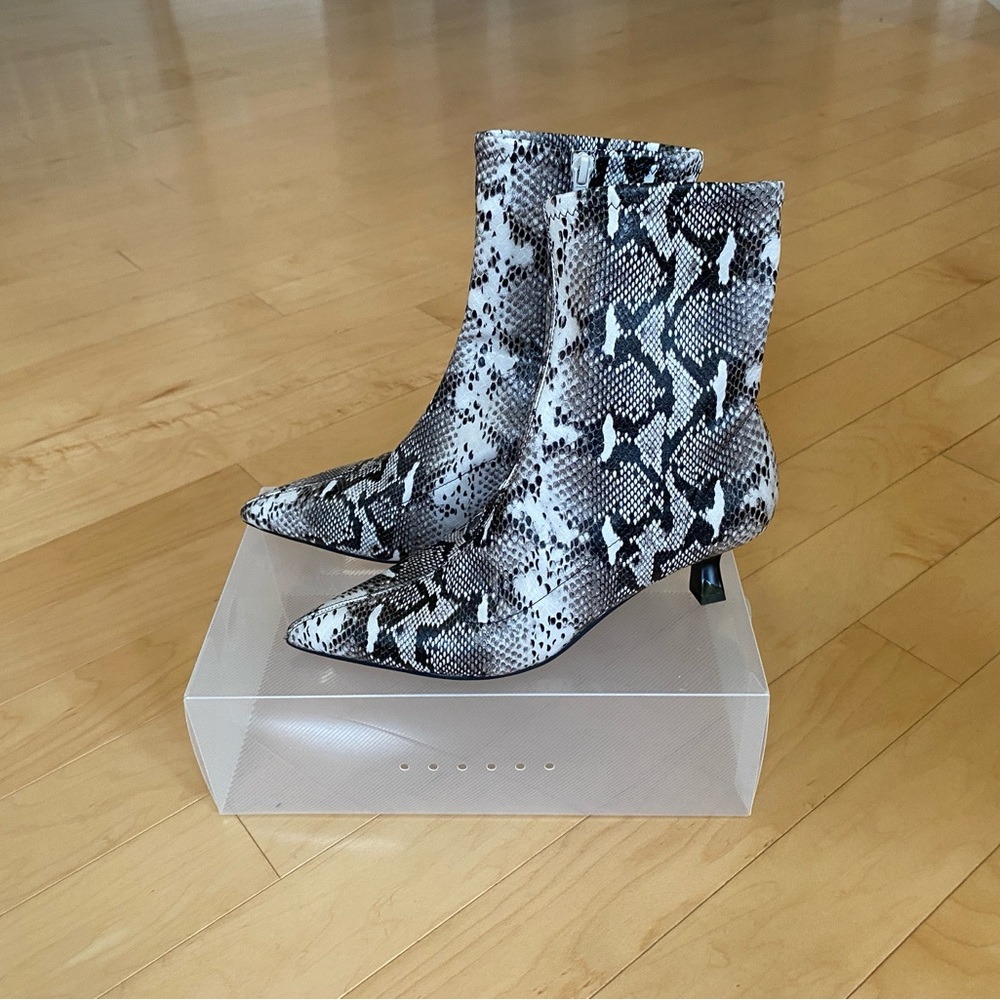 Snakeskin Pattern Ivory/Black Kitten Heeled Ankle Boots 7 1/2